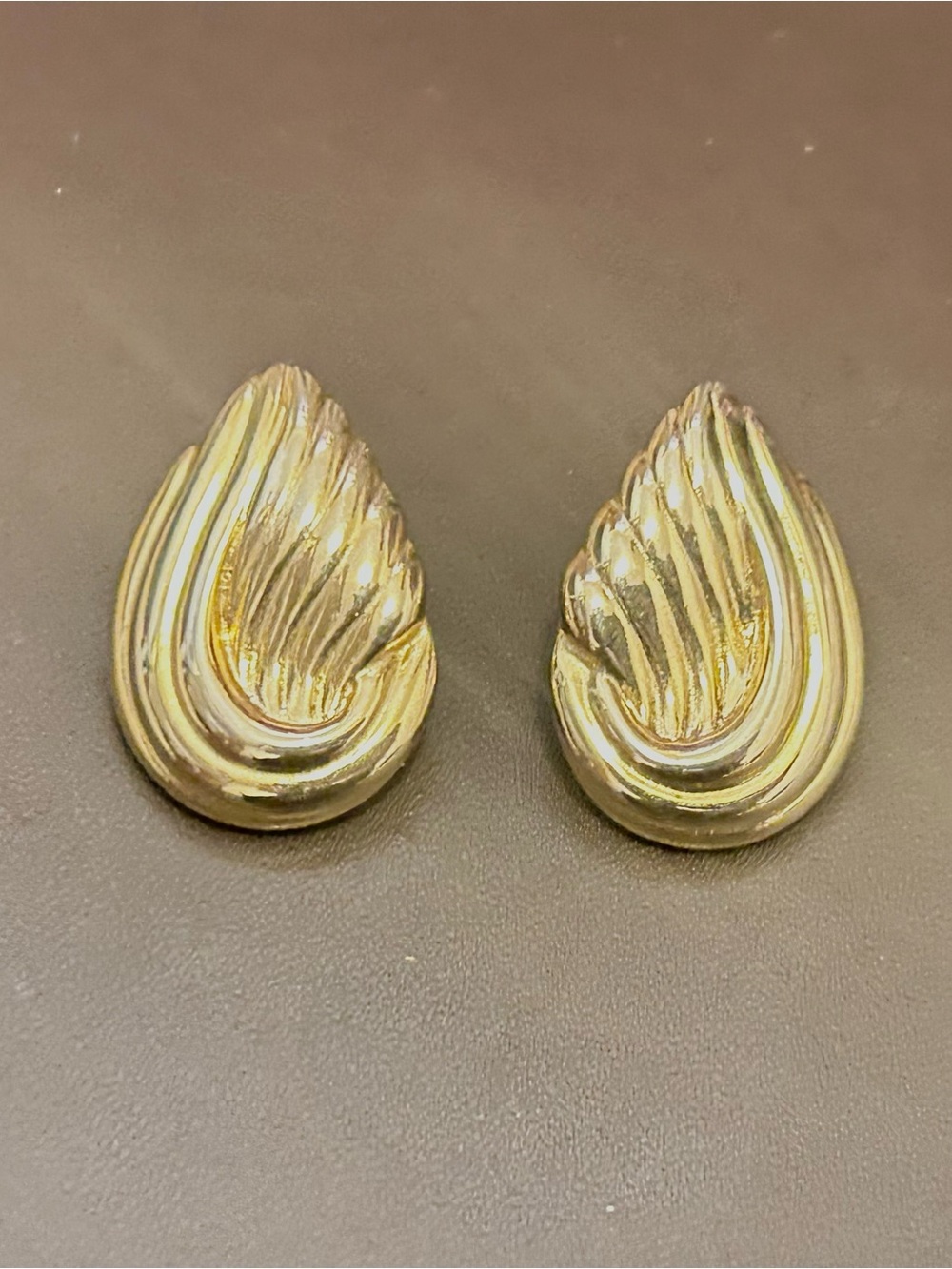 Vintage Gold Tone Teardrop Stud Earrings Ribbed Sculptural Retro - Picture 2 of 6